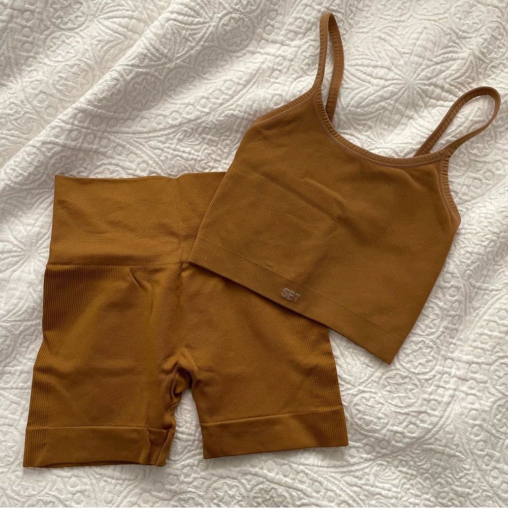 Set active scupltflex bike shorts and ribbed v bra